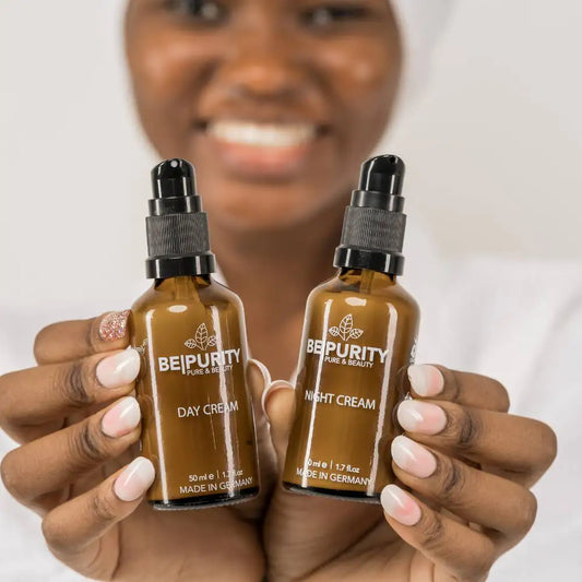 BEPURITY Tagescreme & Nachtcreme Set - Frau zeigt 2 Spenderflaschen