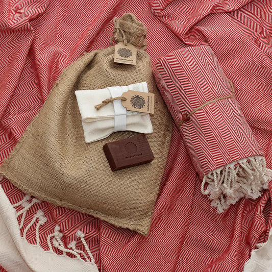 MADEATHAND Wellness Geschenkset mit Hamamtuch Fischgrät rot, Kakaoseife und Peeling Handschuh im Jutesack - Moodbild