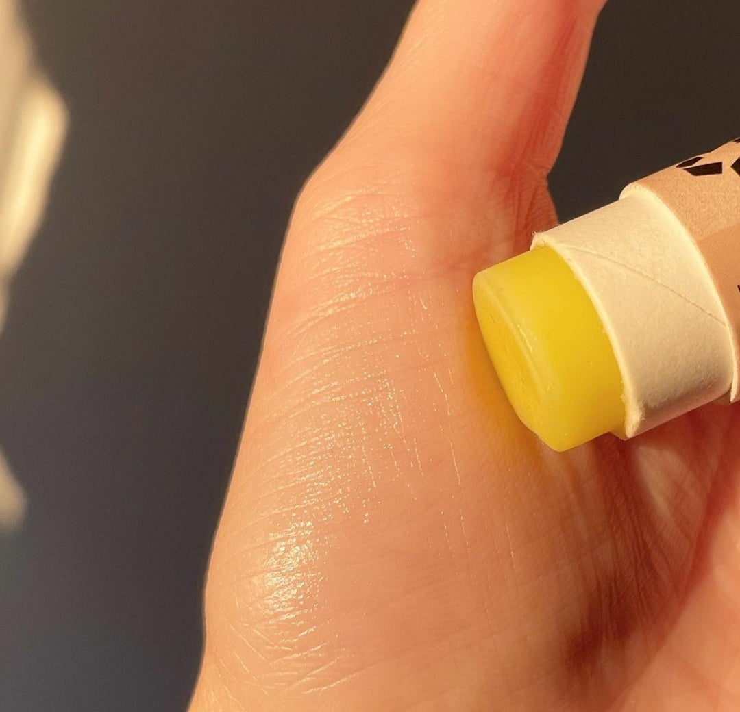 EARTH SENSE ORGANICS Lippenbalsam in Hand