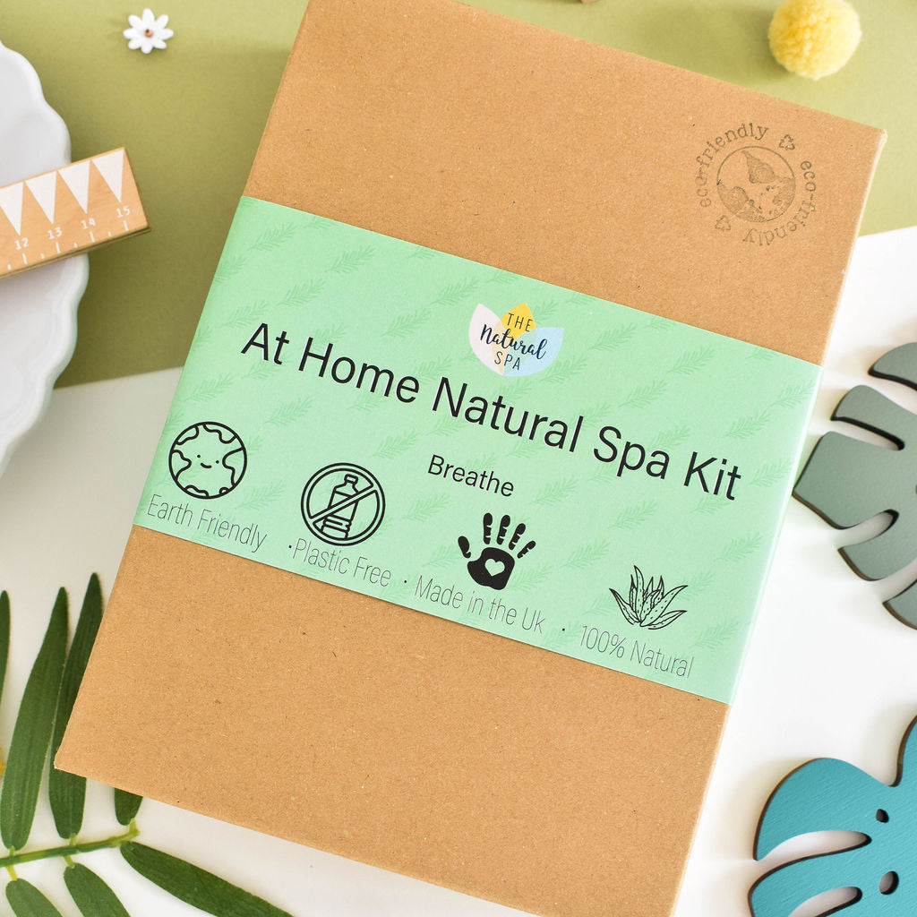 The Natural Spa Geschenkset Wellness Kokoswachskerze im Glas, Eukalyptus Badesalz und handgemachte Seife - Box geschlossen