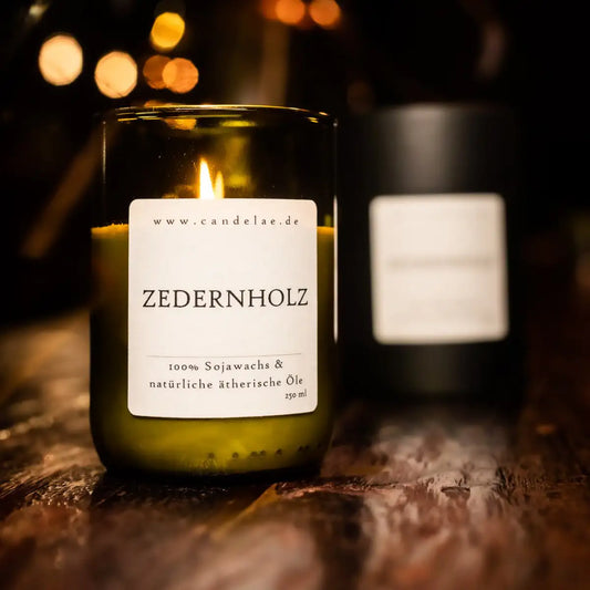 CANDELAE ZEDERNHOLZ Duftkerze aus Sojawachs, Ruhe & Entspannung 250ml - brennende Kerze