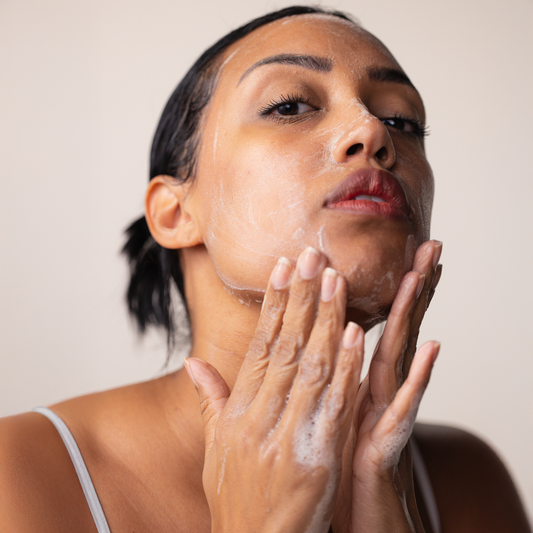 LOELLE ORGANICS Afrikanische Schwarze Seife Schaum Unreine Haut & Akne 250ml - Anwendung Gesicht