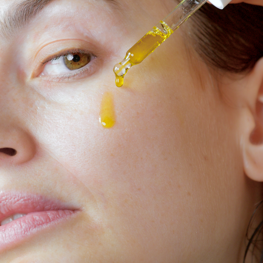 LOELLE ORGANICS Gesichtspflege Lift Serum mit Bakuchiol gegen Falten 30ml - Anwendung Gesicht