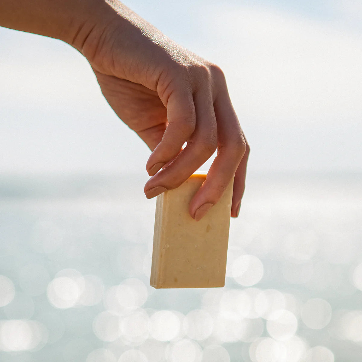 LOELLE ORGANICS Marokkanische Olivenölseife - Mild zu Haut & Haar - Hand hält Seife