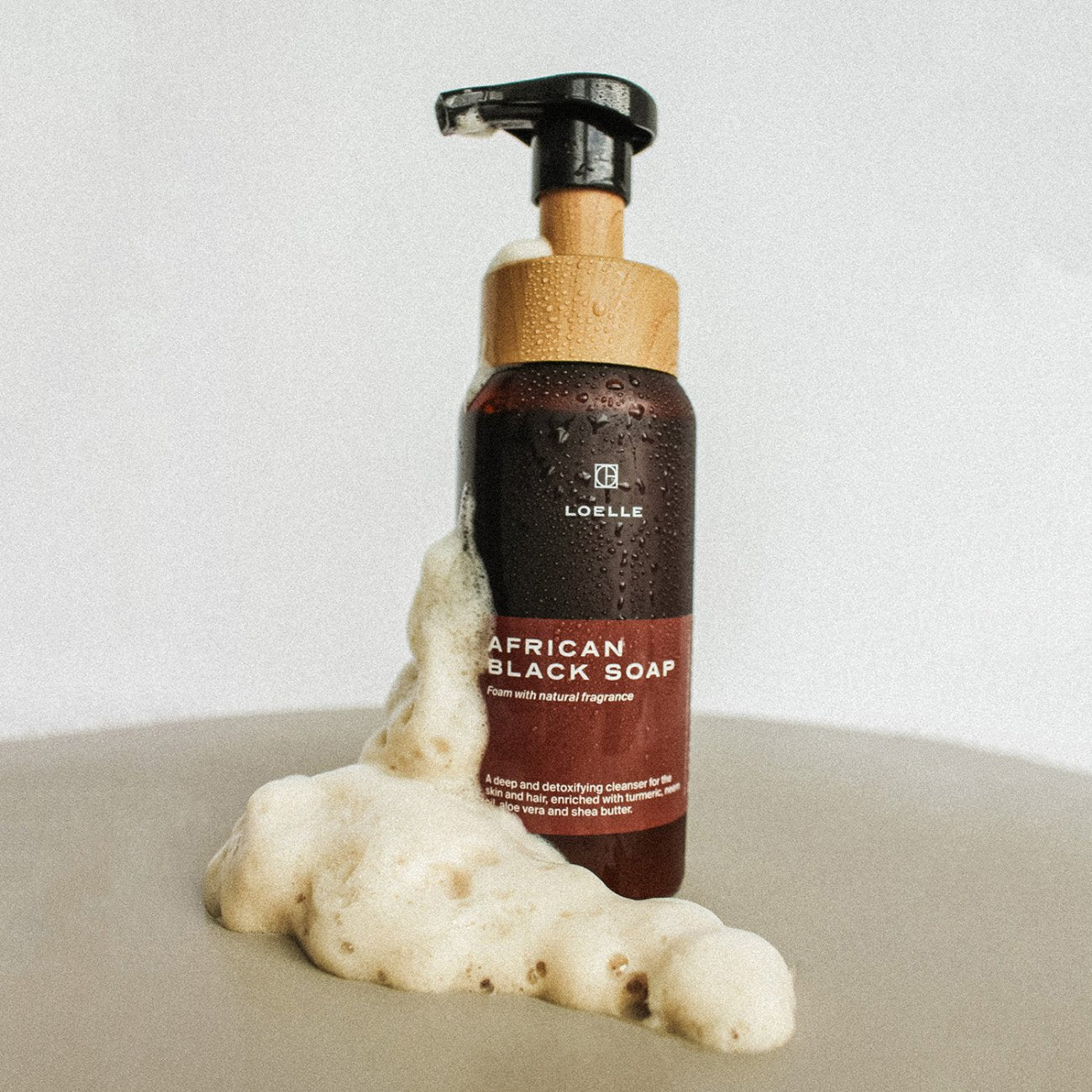 LOELLE ORGANICS Afrikanische Schwarze Seife Schaum mit Duft Unreine Haut & Akne 250ml - Pumpspender mit Schaum