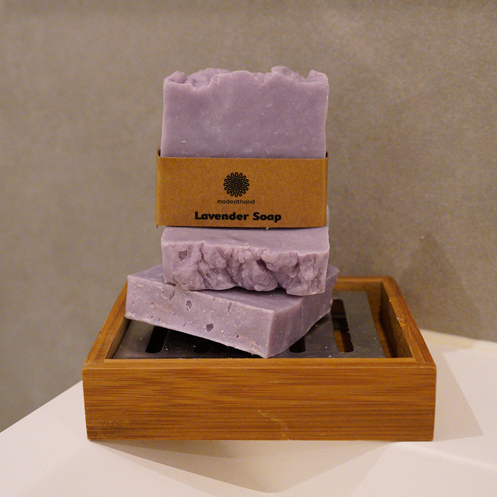 MADEATHAND Naturseife Lavendel 100g - 3 Stück auf Seifenablage
