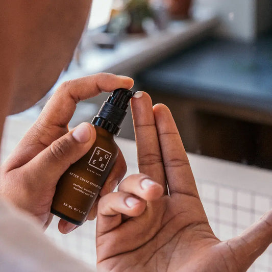 SOBER BERLIN Aftershave Repair Fluid - Mann pumpt Fluid auf seine Fingerspitzen