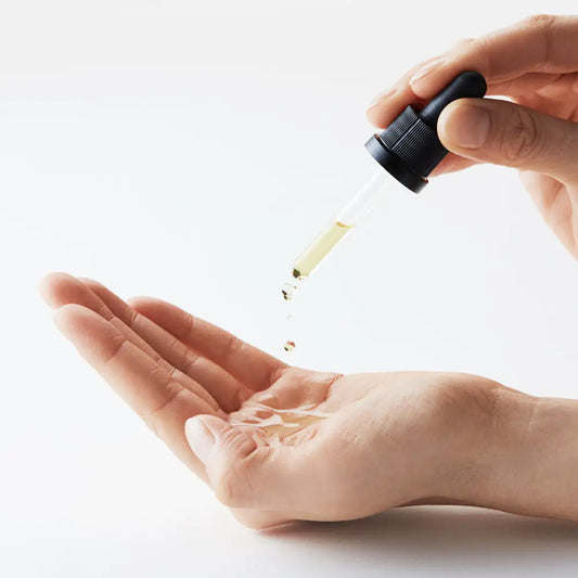 SOBER BERLIN Pipette mit Sonnenschutzserum tropfen auf Hand