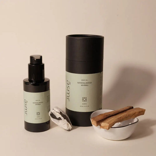 ASMI AYURVEDA Body Oil Sandelholz-Myrrhe 100ml - Spender, Verpackung und Porzellanschale mit Holzstäbchen