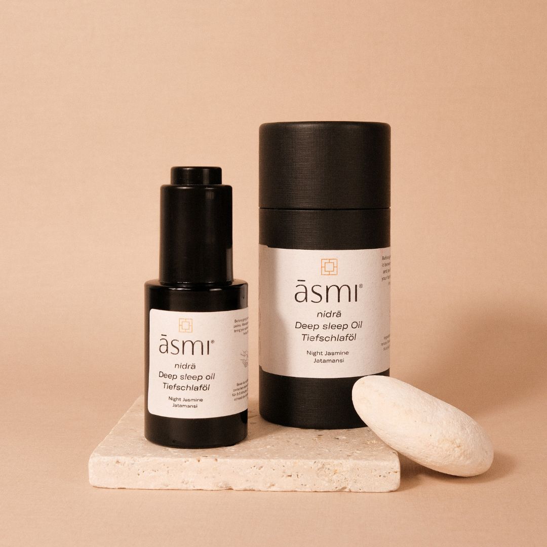 ASMY AYURVEDA NIDRA TIEFSCHLAF ÖL BESSER EINSCHLAFEN 30ml - Spender und Kartonage auf Steinplatte