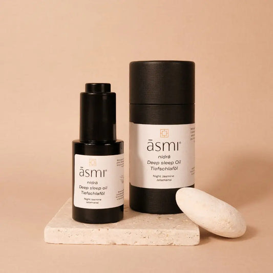 ASMY AYURVEDA NIDRA TIEFSCHLAF ÖL BESSER EINSCHLAFEN 30ml - Spender und Kartonage auf Steinplatte
