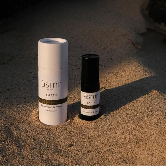 ASMI AYURVEDA Parfum Öl EARTH 10ml - Flasche und Verpackung auf Sand