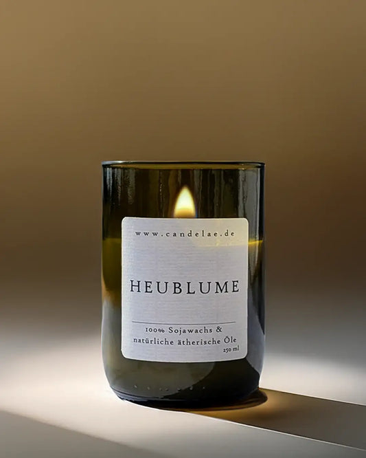 CANDELAE HEUBLUME natürliche Duftkerze mit ätherischen Ölen aus recyclter Weinflasche250 ml