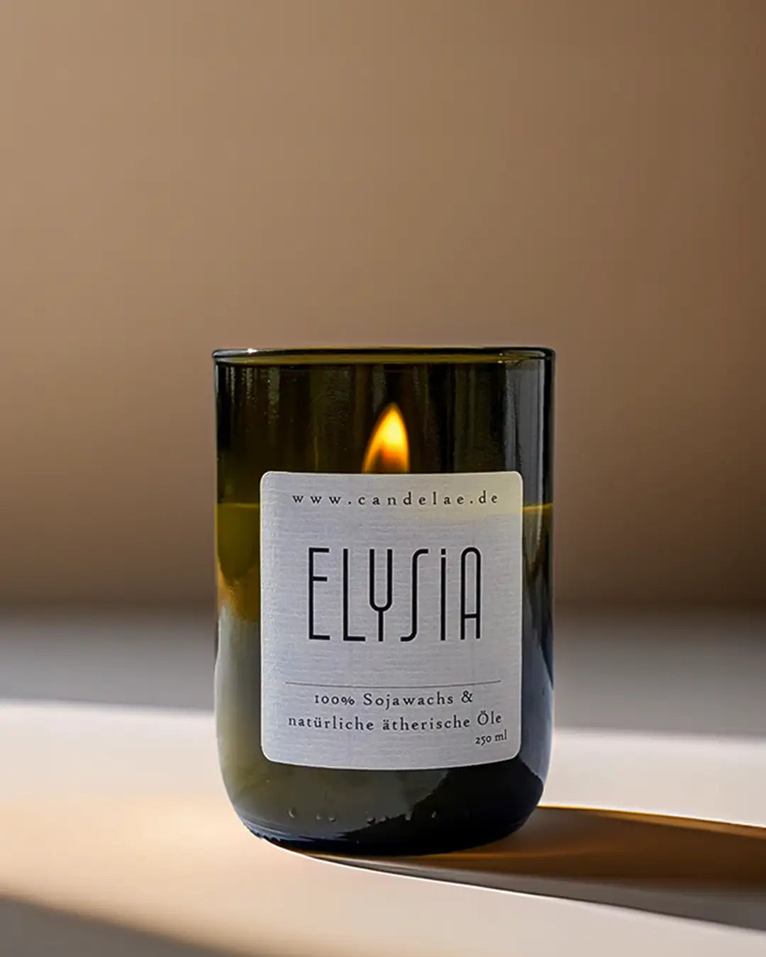 CANDELAE ELYSIA nachhaltige Duftkerze  aus Sojawachs und recycleter Weinflasche