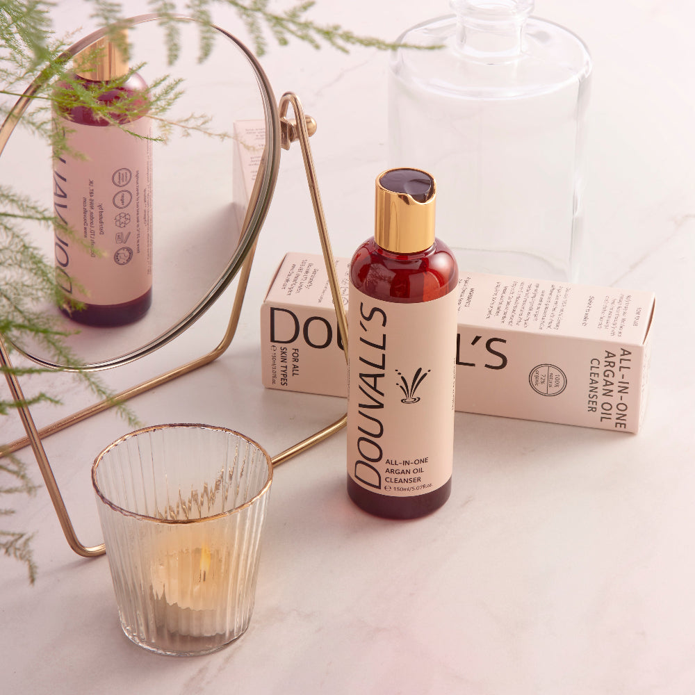 DOUVALL'S BEAUTY Arganöl Gesichtspflege Set - Arganöl 50ml, Arganöl Gesichtsreiniger 150ml, 
Musselin-Tuch - Moodbild mit Kerzenlicht