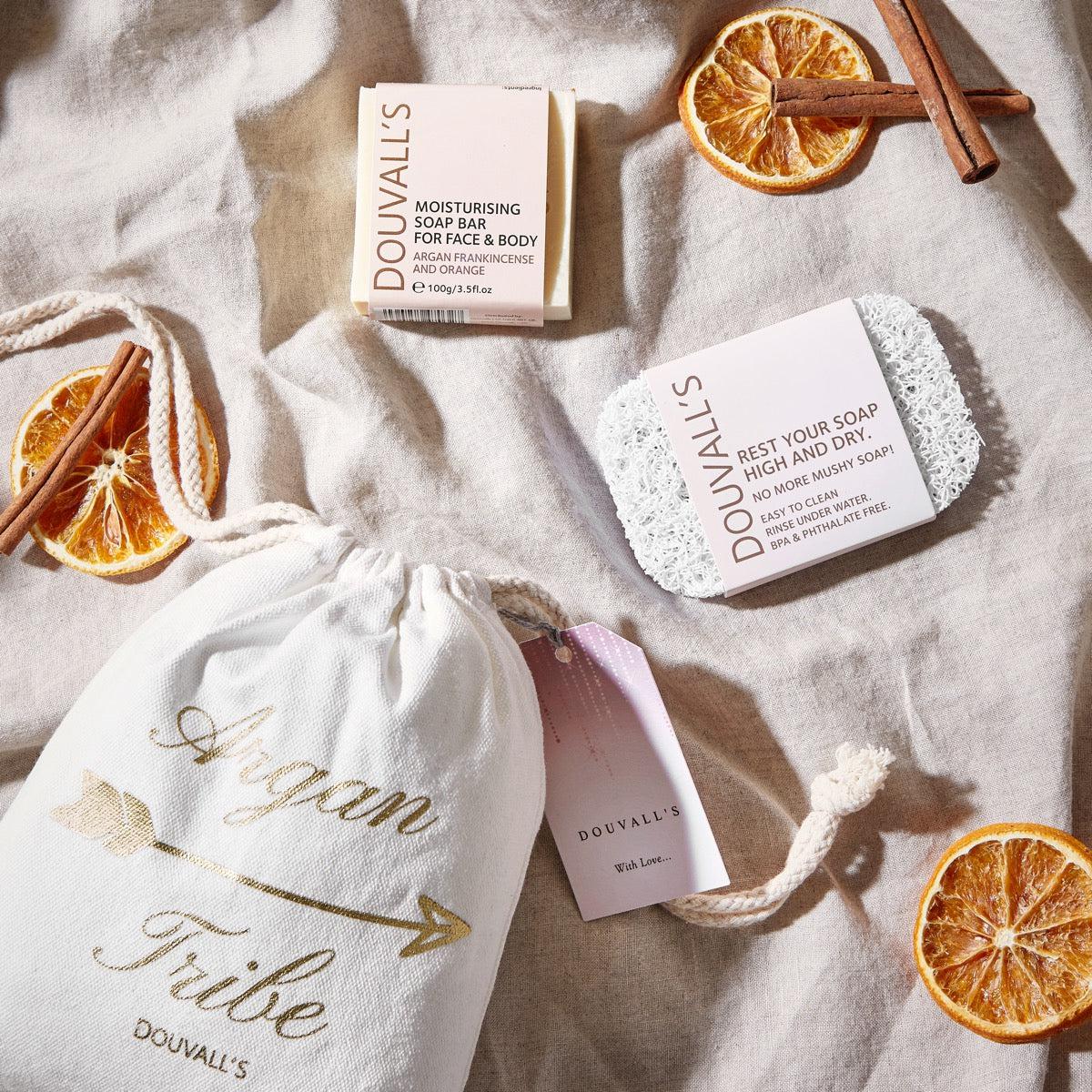 DOUVALL'S BEAUTY NATURSEIFE OLIVENÖL & ARGANÖL + SEIFENABLAGE auf Decke mit Orangenschalen und Zimtstangen