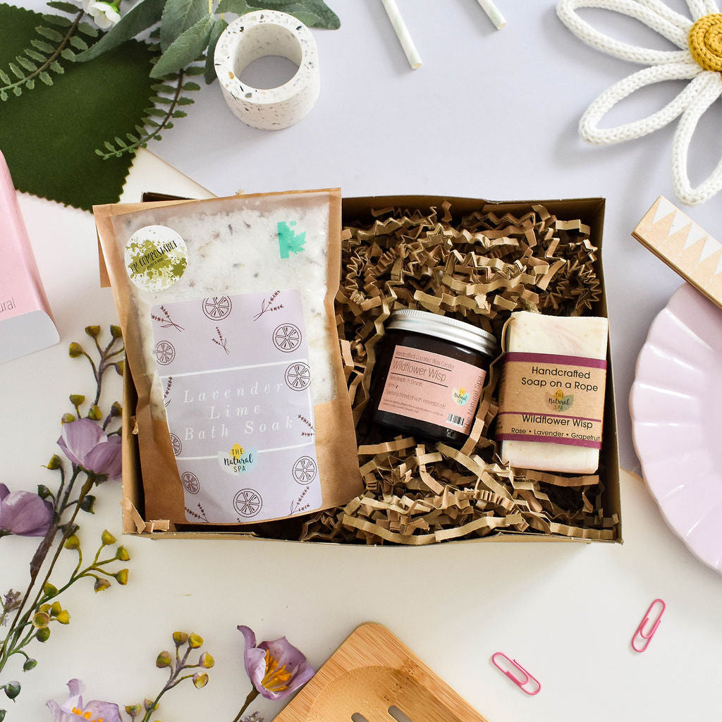 THE NATURAL SPA | WELLNESS GESCHENKSET WILDBLUMEN | DUFTKERZE, BADESALZ & SEIFE-0