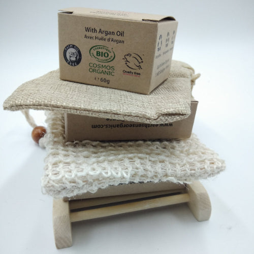 EARTH SENSE ORGANICS | GESCHENKSET SEIFEN, SHAMPOO & ACCESSOIRES - gestapelt