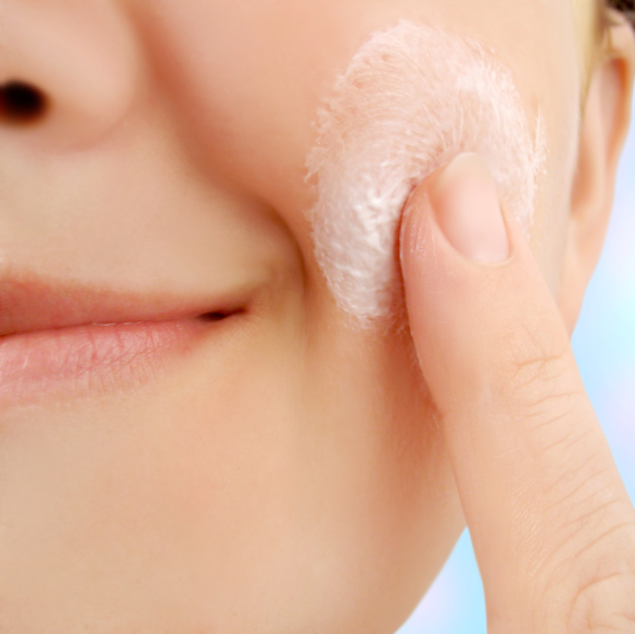 EARTH SENSE ORGANICS - Frau cremt Gesicht ein