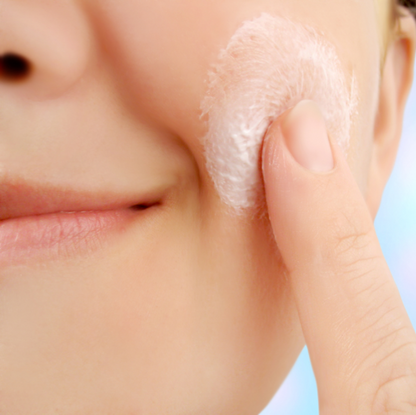 EARTH SENSE ORGANICS - Frau cremt Gesicht ein