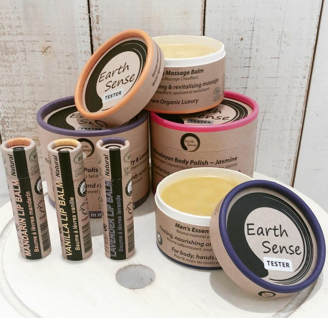 EARTH SENSE ORGANICS verschiedene Sorten Körperbalsam und Lippenbalsam arrangiert