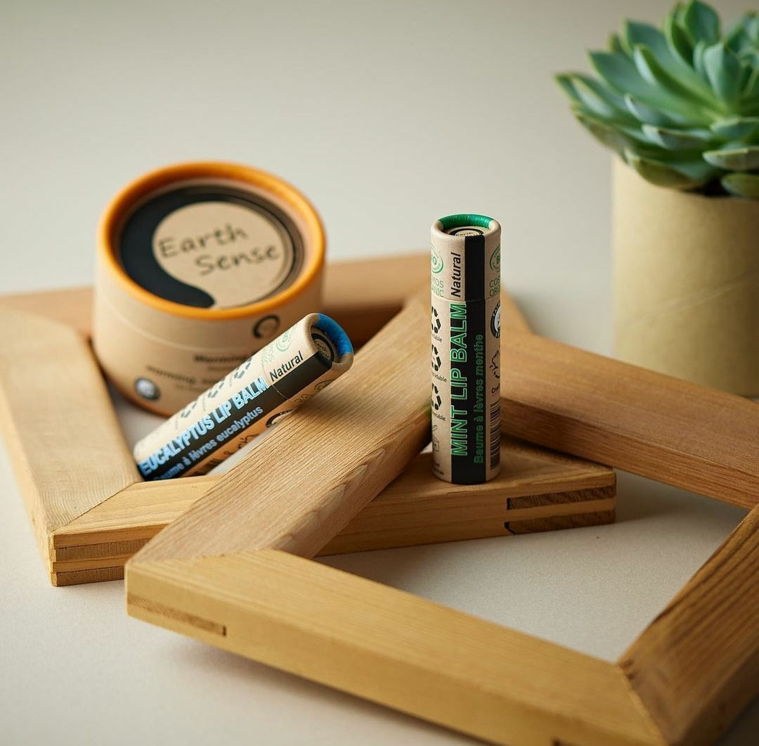 EARTH SENSE ORGANICS Wärmender Massagebalm und Lippenbalsam auf Holz dokoriert