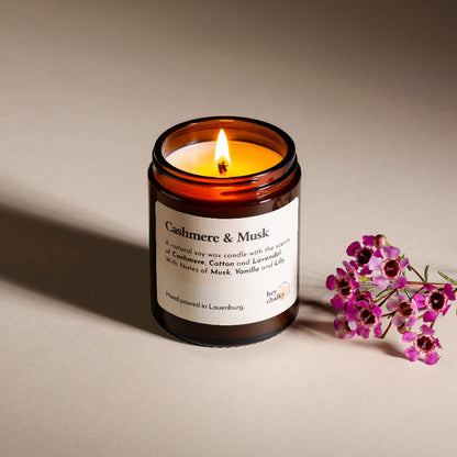 HEY CHALKY DUFTKERZE IM GLAS CASHMERE & MUSK 155g - brennende Kerze