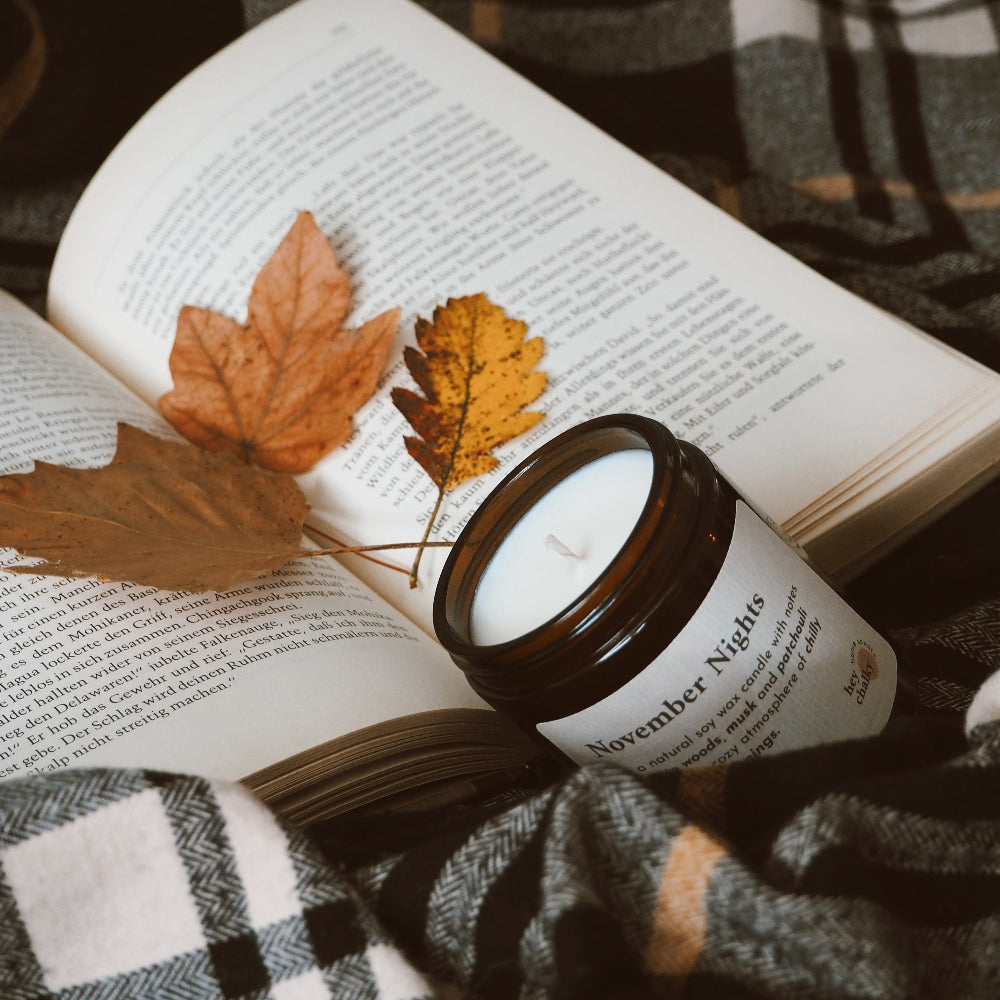 HEY CHALKY Duftkerze im Glas November Nights 155g - Moodbild mit Kerze, Buch und Decke