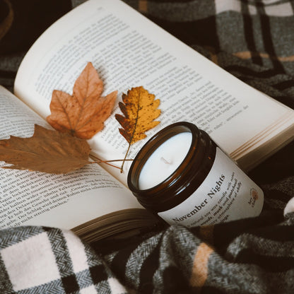 HEY CHALKY Duftkerze im Glas November Nights 155g - Moodbild mit Kerze, Buch und Decke