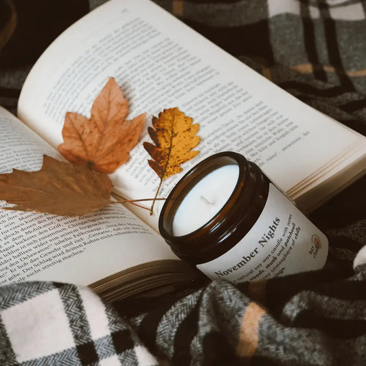 HEY CHALKY Duftkerze im Glas November Nights 155g - Moodbild mit Kerze, Buch und Decke