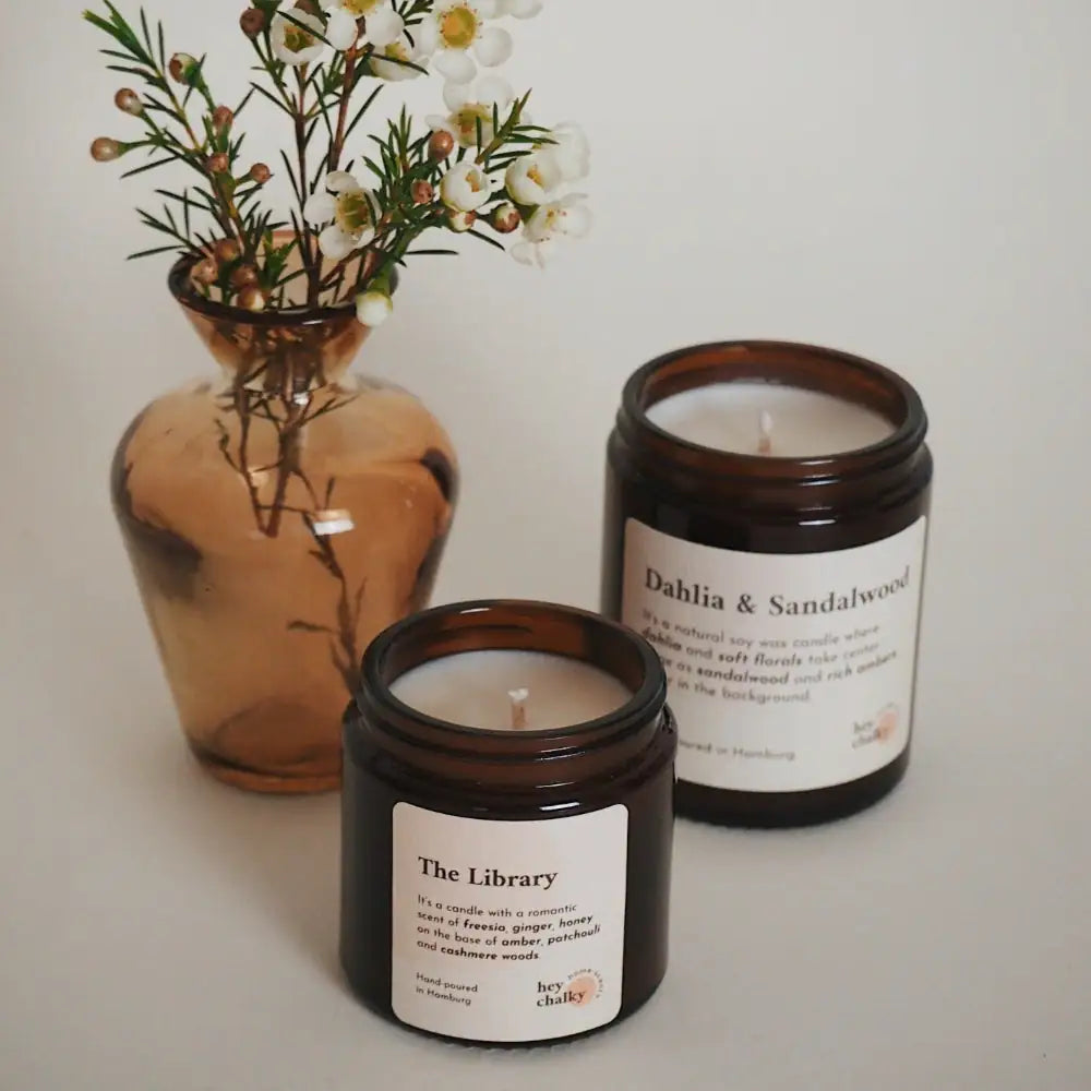 HEY CHALKY Duftkerze im Glas Sparkling Roses 100g, zwei Kerzen und eine Blumenvase