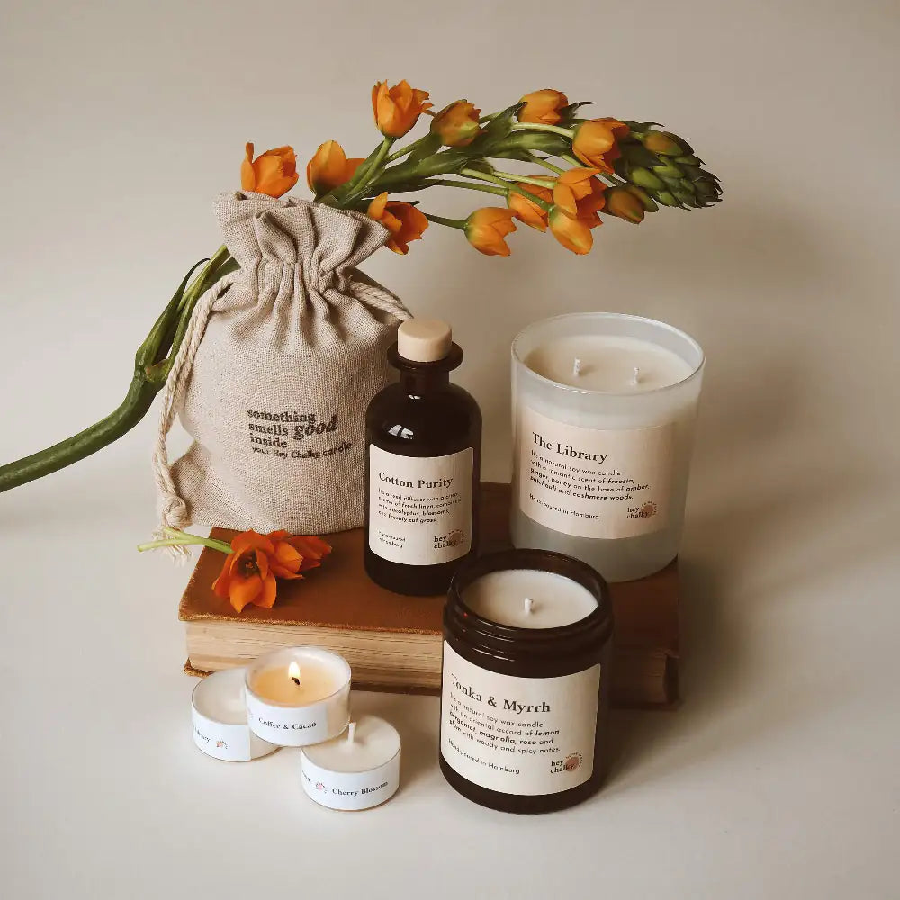 HEY CHALKY Moodbild mit Blumen, Jutesack, Duftkerzen im Glas und Teelichter