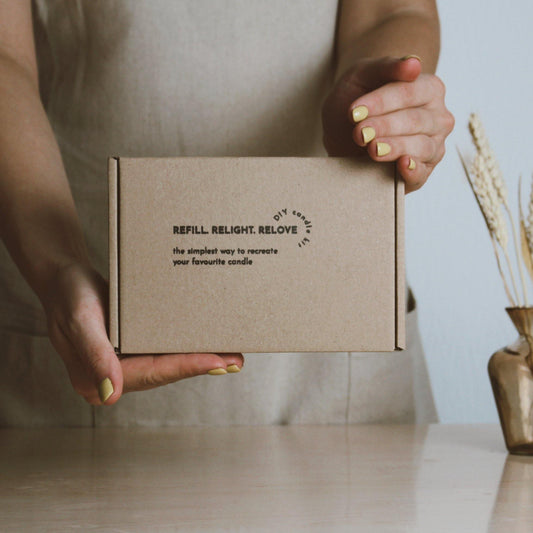 HEY CHALKY Kerzen selber machen Set, Duftkerze zum Nachfüllen - Frau präsentiert Box