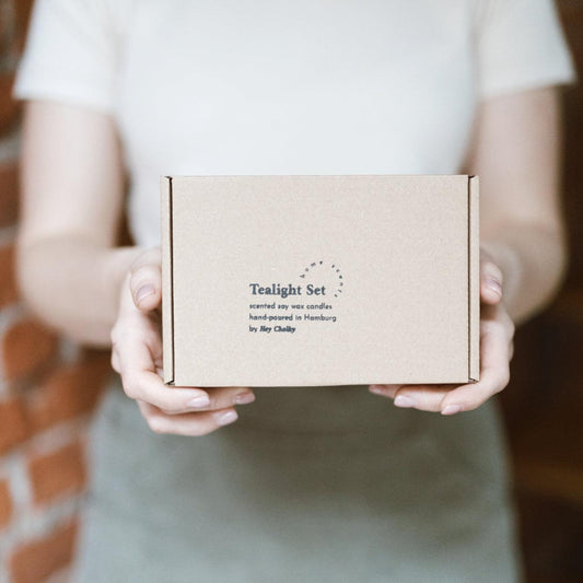 HEY CHALKY Teelichter, Oriental Night Duft, aus Hamburg, Frau mit Kartonage in Händen
