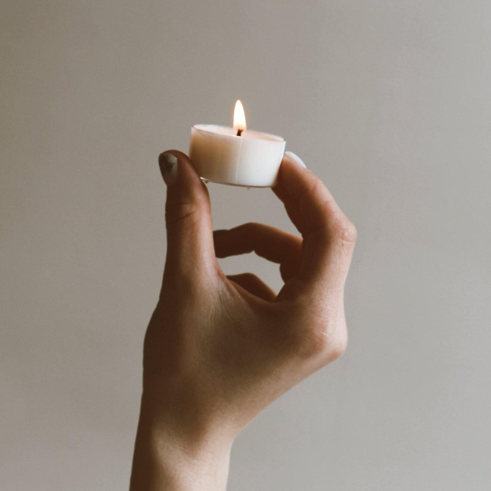 HEY CHALKY Teelichter, Oriental Night Duft, aus Hamburg, Hand mit Teelicht