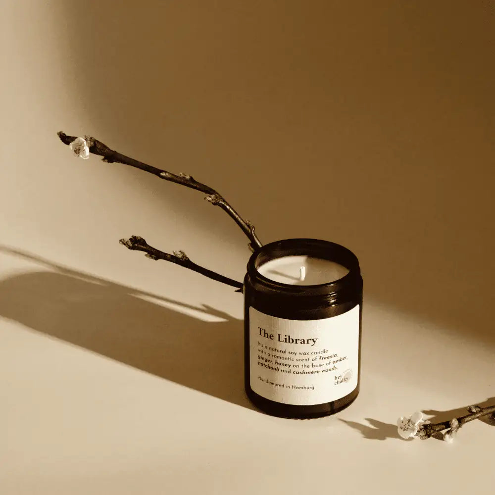 HEY CHALKY THE LIBRARY Duftkerze im Glas mit orientalischem Duft 155 g