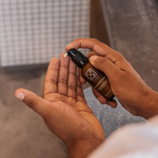 SOBER BERLIN Bild: Hände mit Hydra Flasche