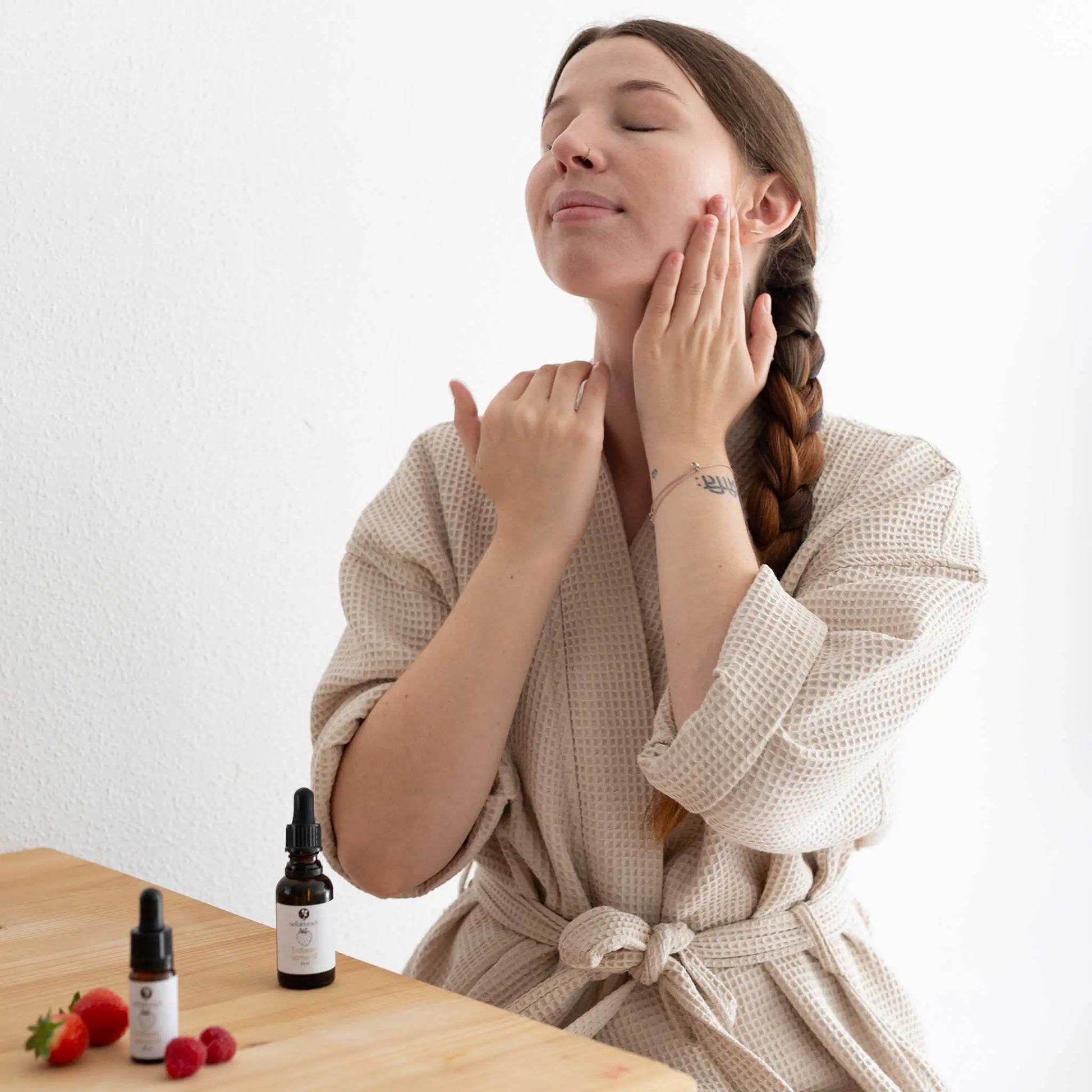 OELFAKTORISCH Gesichtsöl mit Erdbeersamenöl für glatte und ausgeglichene Haut 30 ml / 10 ml