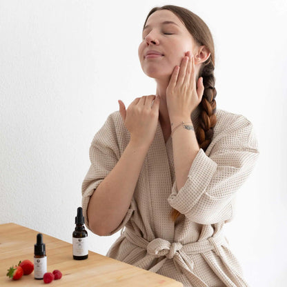 OELFAKTORISCH Gesichtsöl mit Erdbeersamenöl für glatte und ausgeglichene Haut 30 ml / 10 ml