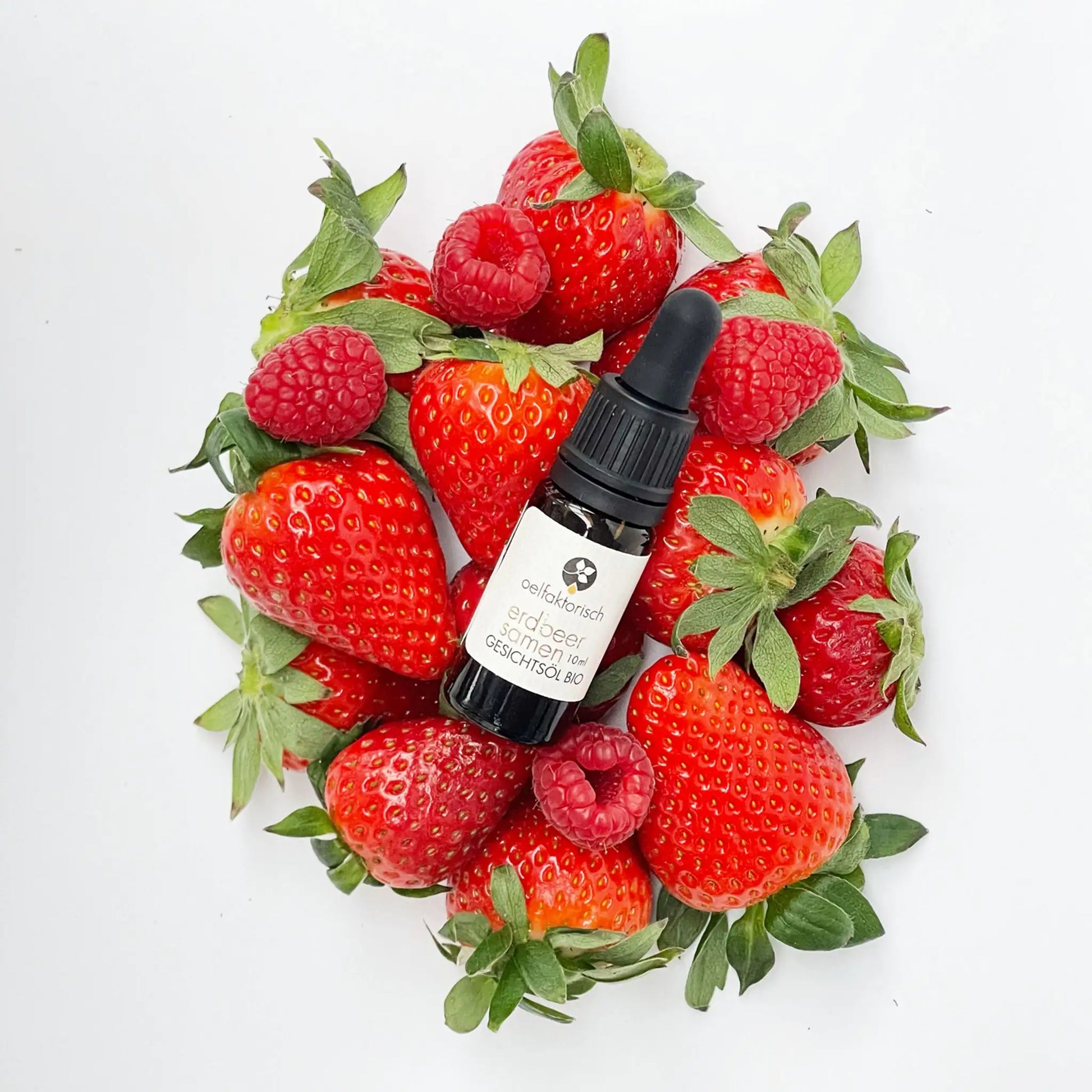 OELFAKTORISCH Gesichtsöl mit Erdbeersamenöl für glatte und ausgeglichene Haut 30 ml / 10 ml