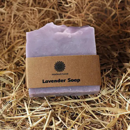MADEATHAND NATURSEIFE LAVENDEL  100g - 1 Seife mit Banderole im Stroh