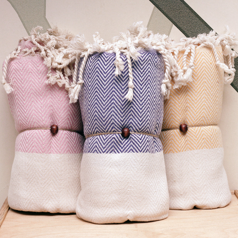 MADEATHAND Pestemal Türkisches Hamamtuch für Sauna, Strand, Dusche, 100x180cm, herringbone, Fischgraet, drei gerollte Hamamtücher in pink, dunkelblau und gelb