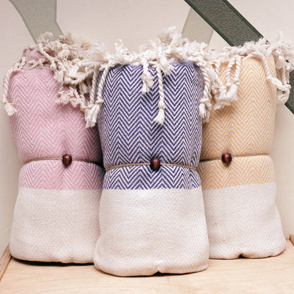 MADEATHAND Pestemal Türkisches Hamamtuch für Sauna, Strand, Dusche, 100x180cm, herringbone, Fischgraet, drei gerollte Hamamtücher in pink, dunkelblau und gelb