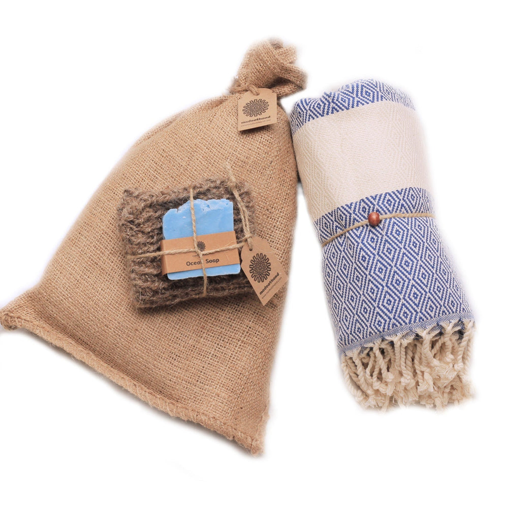MADEATHAND Wellness Geschenkset Hamamtuch blau, Ocean Seife, Badehandschuh aus Ziegenhaar mit Jutesack