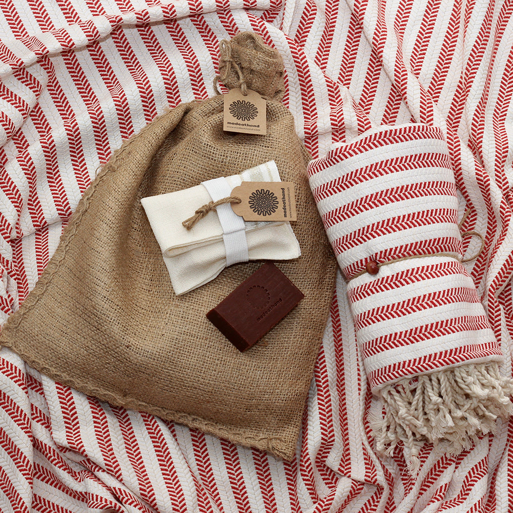MADEATHAND Wellness Geschenkset mit Hamamtuch DUOCOLOR rot weiß gestreift, Cacao Seife, Badehandschuh und Jutesack