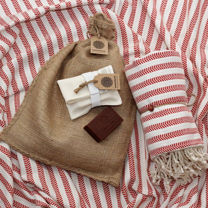 MADEATHAND Wellness Geschenkset mit Hamamtuch DUOCOLOR rot weiß gestreift, Cacao Seife, Badehandschuh und Jutesack