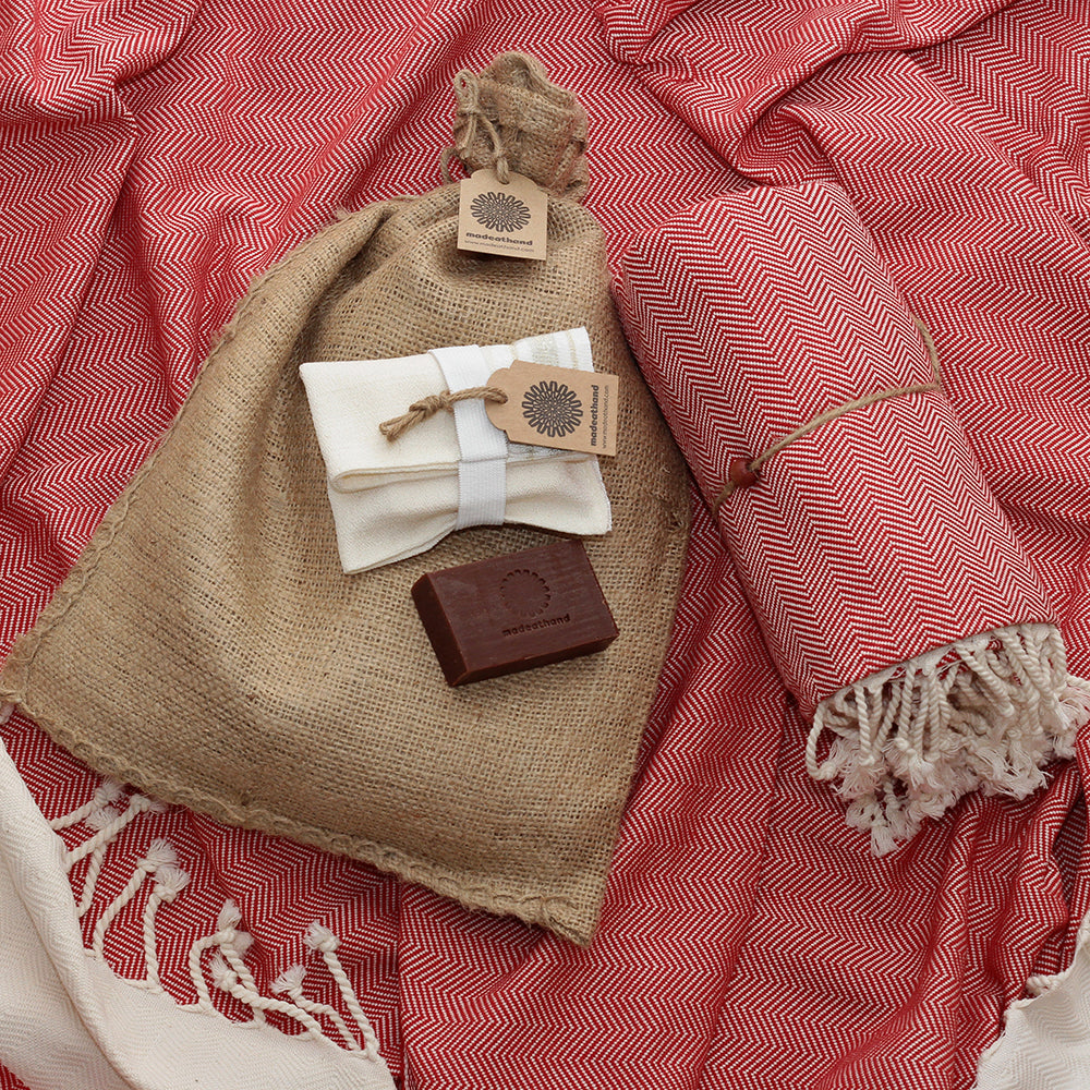 MADEATHAND Wellness Geschenkset mit Hamamtuch Fischgrät rot, Kakaoseife und Peeling Handschuh im Jutesack - Moodbild