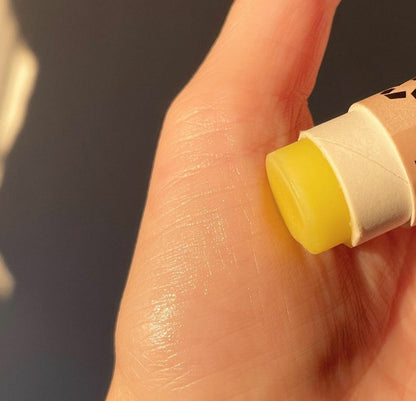 EARTH SENSE ORGANICS Lippenbalsam in Hand