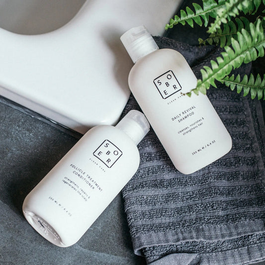 SOBER BERLIN Anti-Haarausfall Kur mit Shampoo und Condition für Frauen & Männer: 2 Flaschen á 250ml auf Waschbecken