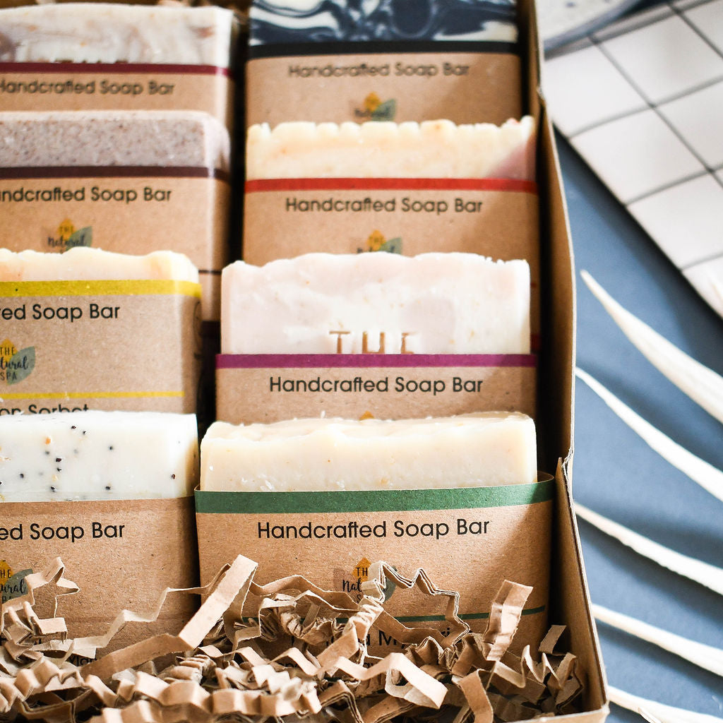 THE NATURAL SPA PROBIERSET HANDGEMACHTE NATURSEIFEN  8 x 100g - Box mit diversen Seifen